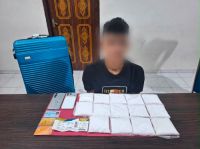 Tersangka kurir narkoba jaringan Aceh saat diamankan di Bandara SSK II Pekanbaru.(foto: mcr)