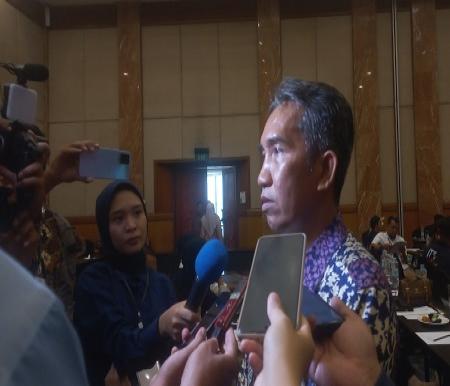 Ketua KPU Kota Pekanbaru Anton Merciyanto memulai rapat pleno rekapitulasi perolehan suara Pemilu 2024 (foto/Mg2)