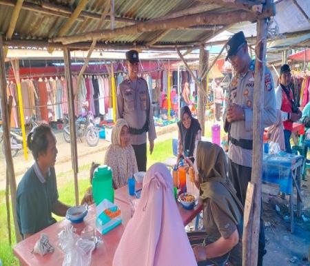 Sat Binmas Polres Rohil sambangi masyarakat di pasar Kecamatan Tanah Putih dan Bangko Pusako (foto/int)