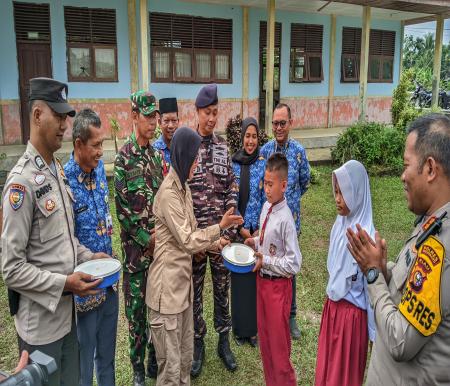 Kepala Satuan Pelayanan Pemenuhan Gizi Kabupaten Kepulauan Meranti di bawah Badan Gizi Nasional, Suryani S. Kom, M Han saat memberikan MBG secara simbolis.