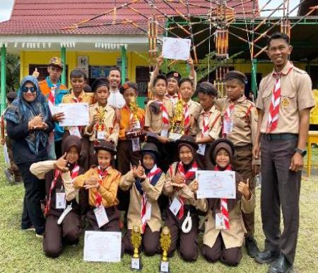 Para siswa SDS KTU juara lomba Pramuka.(foto: diana/halloriau.com)