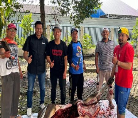 PT BSP diwakili Sekper, Ardian menyaksikan pemotongan hewan kurban di Sekretariat PWI Riau, Selasa (18/6/2024).