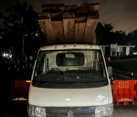 Polisi Bongkar Pengiriman Kayu Ilegal di Lintas Bono Pelalawan, 3 Kubik Disita