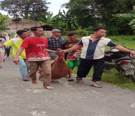 Korban yang terombang-ambing di pantai diketahui bernama Eryanti dievakuasi warga