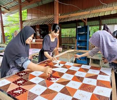 APRIL dan APR melalui CD kembali menggelar pelatihan batik kepada kelompok batik binaan yang dilaksanakan di Pangkalan Kerinci, Pelalawan, Senin-Kamis (18-21/11/2024).(foto: istimewa)