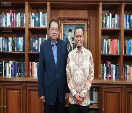 Walikota Pekanbaru Terpilih Agung Nugroho bersama Presiden Indonesia ke-6, Susilo Bambang Yudhoyono. (Foto: Sri Wahyuni)