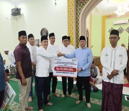 BRK Syariah serahkan bantuan untuk pembangunan Masjid Nurussalam Bengkalis. (Foto: Sri Wahyuni)