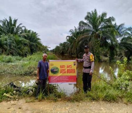 Polsek Simpang Kanan memasang spanduk peringatan "Hati-Hati Ada Buaya" di beberapa lokasi rawan. (Foto: Afrizal)