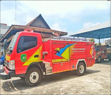 Mobil Damkar Pemkab Kepulauan Meranti merk Mitsubishi dengan kapasitas tangki 3.000 liter