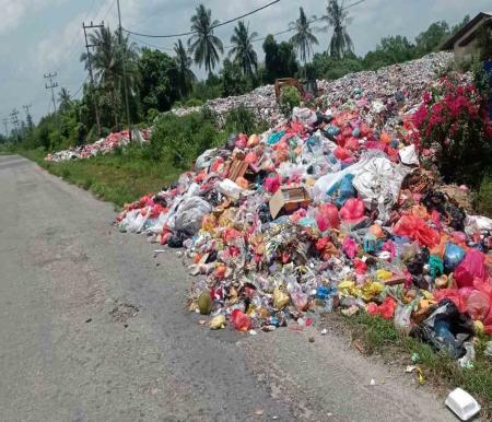 Kondisi sampah di TPS Gogok yang meluber hingga ke jalan