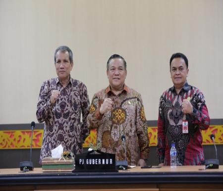 Pj Gubernur Riau, SF Hariyanto bersama Deputi Pencegahan dan Monitoring KPK, Pahala Nainggolan.(foto: mcr)