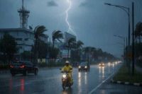 Ilustrasi hujan disertai petir mengintai sejumlah wilayah Riau (foto/int)