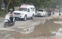 Lubang menganga di Jalan Parit Indah Pekanbaru bahayakan pengendara.(foto: angga/halloriau.com)
