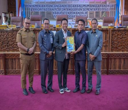 Wabup Sulaiman sampaikan rancang KUA-PPAS 2025 dalam rapat paripurna DPRD Rohil (foto/afrizal)