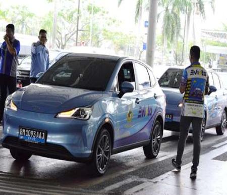 Taksi listrik mulai beroperasi di Bandara SKK II Pekanbaru.(foto: dini/halloriau.com)