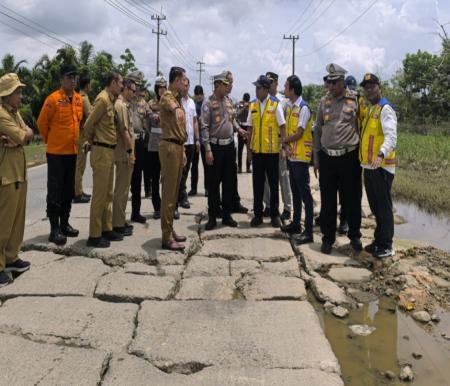 Wabub Pelalawan, Husni Tamrin dan BPJN Riau tinjau perbaikan Jalintim pasca-banjir (foto/Andy)