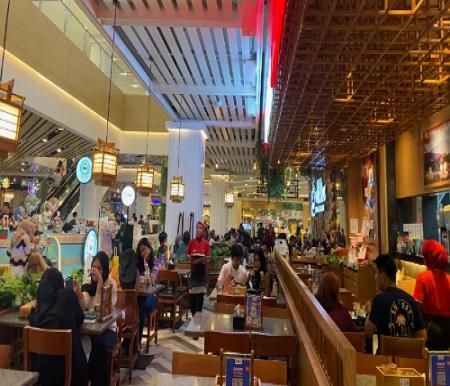 Salah satu gerai makanan di Living World Pekanbaru ramai pengunjung.(foto: mg1/halloriau.com)