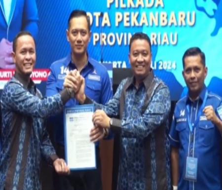 Ketua DPC Demokrat Pekanbaru, Tengku Azwendi Fajri (kanan) yakin Agung-Markarius menang (foto/int)