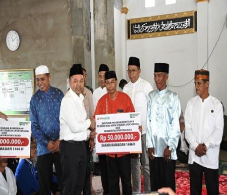 Gubernur Riau, Abdul Wahid salurkan CSR BRK Syariah untuk dua masjid di Inhil.(foto: sri/halloriau.com)