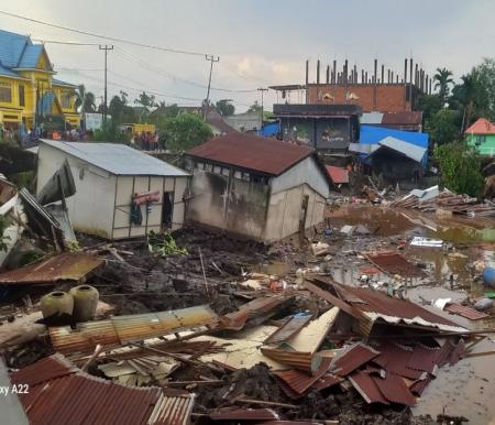 Rumah warga rusak parah akibat bencana longsor dan abrasi di Inhil.(foto: mcr)