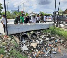 Pj Walikota Kota Pekanbaru, Muflihun saat mengecek drainase penuh tumpukan sampah (foto/int)