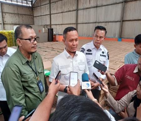 Walikota Pekanbaru, Agung Nugroho, melakukan peninjauan kebutuhan pokok di Pekanbaru. (Foto: Rinaldi)