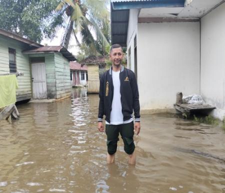 Warga Kelurahan Limbungan mengalami kesulitan akibat banjir dan mengaku belum menerima bantuan apapun dari Pemko Pekanbaru. (Foto: Dini Rahmadanti)