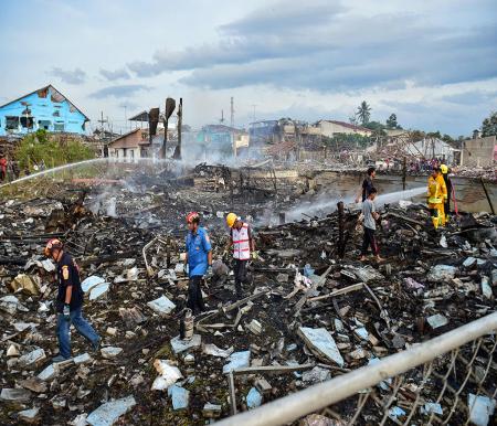 Gudang kembang api dan rumah sekitar rata dengan tanah (foto/AFP)