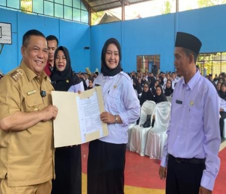 Pj Gubernur Riau, SF Hariyanto menyerahkan SK PPPK di Kabupaten Kampar (foto/Yuni)