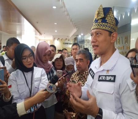 Menteri ATR/BPN, AHY serahkan sertifikat tanah elektronik di BPN Pekanbaru.(foto: mcr)