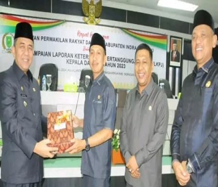 Penyerahan secara simbolis buku LKPJ Kepala Daerah dari Wabub Inhu Junaidi Rachmat ke DPRD Inhu. (foto/andri)