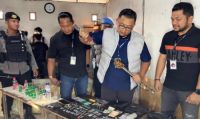 Rumah di Deli Serdang digerebek polisi yang disebut jadi sarang narkoba 24 jam (foto/detik)
