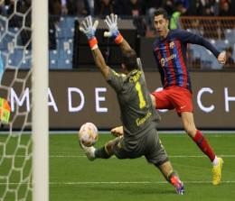 Penyerang Barcelona Robert Lewandowski mencetak gol dalam semifinal Piala Super Spanyol 2022-2023 kontra Real Betis. Laga Real Betis vs Barcelona berlangsung di Stadion Internasional King Fahd, Riyadh, Arab Saudi, pada Jumat (13/1/2023) dini hari WIB.