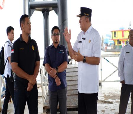 Wakil Bupati Kepulauan Meranti, Muzamil Baharudin MM, melakukan pemantauan langsung di Terminal Penumpang Tanjung Harapan, Selatpanjang