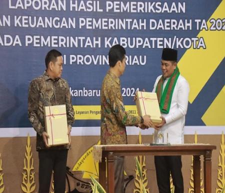 Bupati Pelalawan, H Zukri saat menerima Opini WTP ke-12 kalinya berturut-turut untuk Pemkab Pelalawan dari BPK RI Perwakilan Riau.(foto: andi/halloriau.com)