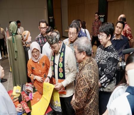 Menteri Ekraf, Teuku Riefky, didampingi Presiden Direktur RAPP, Sihol Aritonang dan Presiden Direktur APR, Basrie Kamba saat Kunker ke Riau (foto/ist)