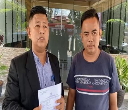 Korban penusukan dan penembakan, Fardinal Djamal bersama Kuasa Hukum Jhon Sumber Sinaga saat membuat laporan resmi ke Polresta Pekanbaru.(foto: risnaldi/halloriau.com)