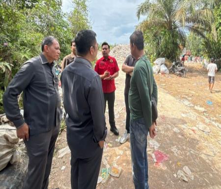 Komisi IV DPRD Kota Pekanbaru sidak lokasi pembuangan sampah ilegal di Jalan Siak 2, Palas (foto/Mimi)