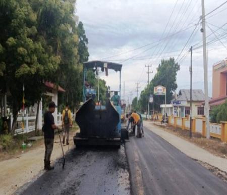 Perbaikan jalan amblas penghubung Inhu-Inhil.(foto: detik.com)