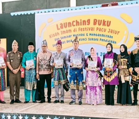 Bupati Kuantan Singingi, Suhardiman Amby launching buku Kisah Imam di Festival Pacu Jalur (foto/ultra)