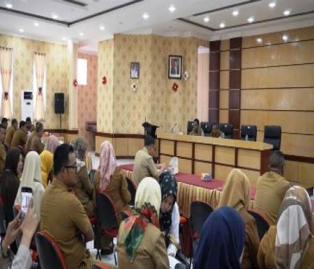 Kegiatan rapat evaluasi APBD Murni 2024 yang dipimpin Sekdakab Rohil.(foto: afrizal/halloriau.com)