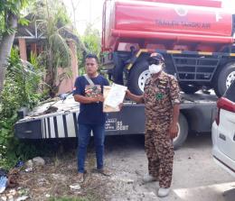 Kalaksa BPBD Kepulauan Meranti melalui Kepala Seksi Logistik, Amri Umar saat serah terima Trailer Tangki Air di Sungai Pakning,