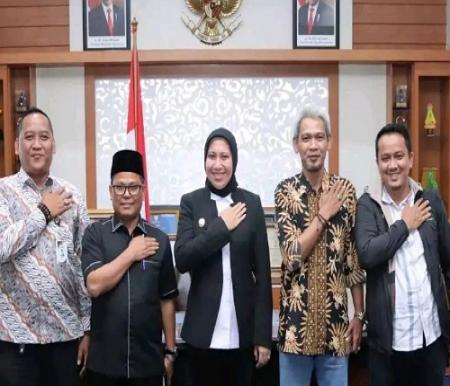 Ketua KPU Riau bersama Bupati Inhu.(foto: andri/halloriau.com)