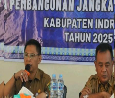 Rapat Konsultasi Publik II Penyusunan KLHS RPJMD Kabupaten Inhu dibuka staf ahli Joni Maryanto (foto/andri)