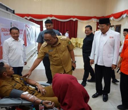 Pj Gubernur Riau (Gubri), Rahman Hadi, menghadiri puncak perayaan Hari Jadi Palang Merah Indonesia (PMI) yang ke 79 tahun di Gedung Daerah Balai Serindit, Kota Pekanbaru, Senin (11/11/2024).
.