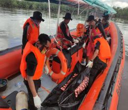 Tim SAR mengevakuasi jenazah korban pompong terbalik di Sungai Gaung (foto/int)