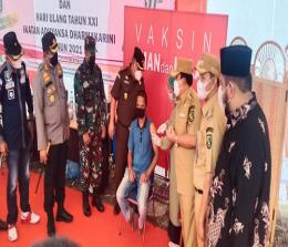 Kajari bersama Bupati, Wabup, Kapolres dan pejabat Forkopimda lainnya pantau vaksinasi dan donor darah serta pembagian masker.
