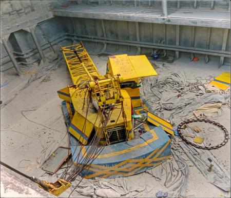 Kabin crane bersama dengan operator bernams Suryadi di dalamnya jatuh ke dalam palka kapal.