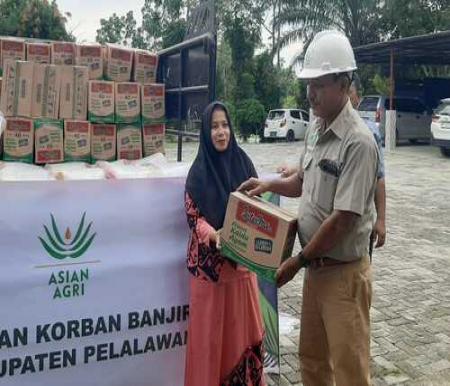 Asian Agri melalui dua unit bisnisnya, PT Inti Indosawit Subur dan PT Mitra Unggul Pusaka menyalurkan bantuan berupa sembako untuk korban banjir di Pelalawan. (Foto : Istimewa)