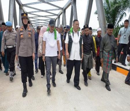 Sekdaprov Riau, SF Hariyanto saat meresmikan Jembatan Limau Manis Kampar.(foto: sri/halloriau.com)